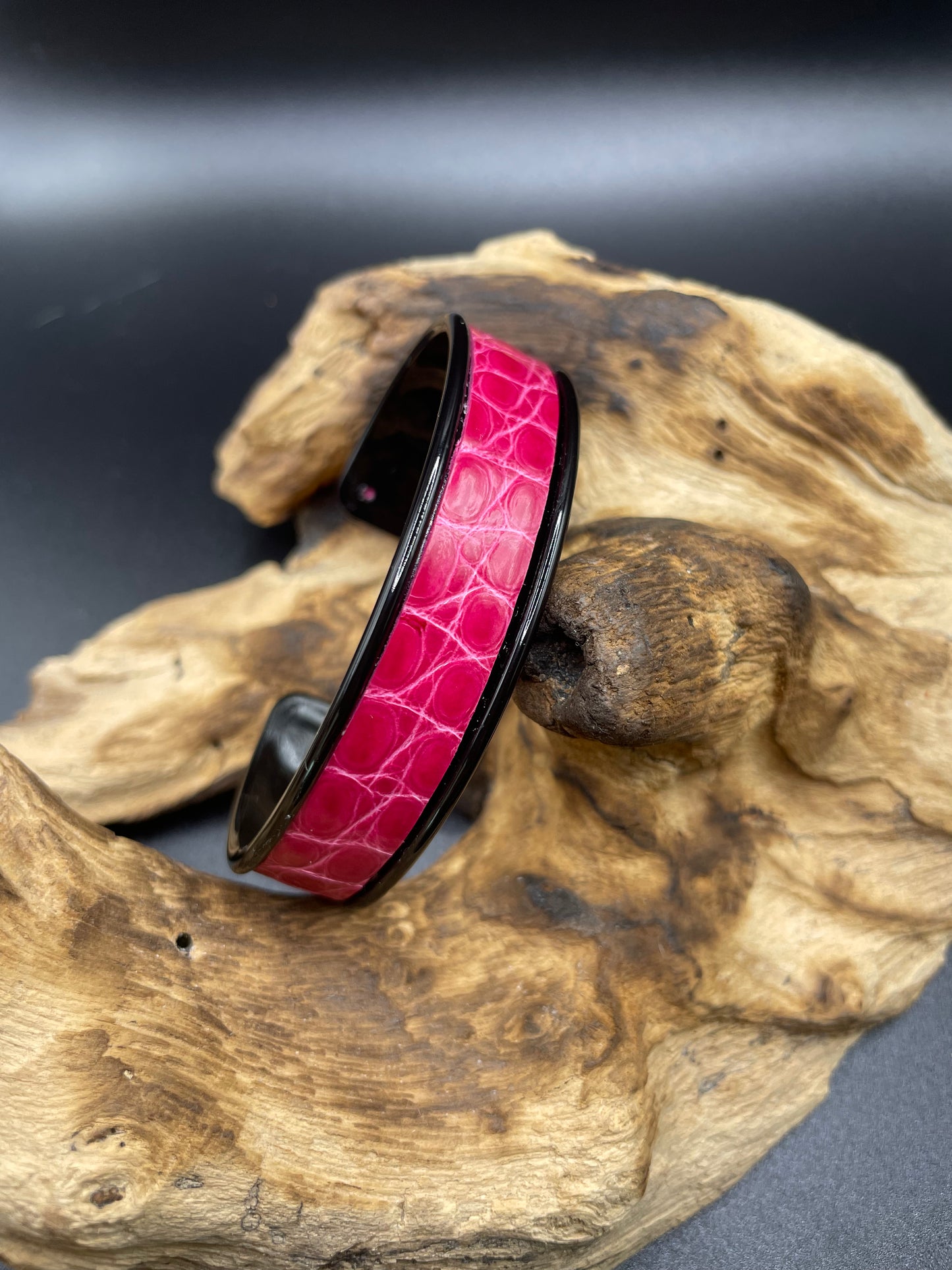 Manchette 10mm - Noir et Croco Fuschia