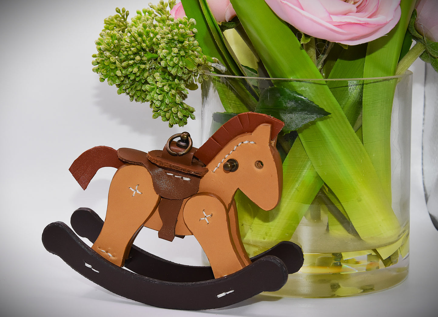 🐴 Petit Cheval à Bascule en Cuir – Décoration Artisanale Unique à Poser ou Suspendre